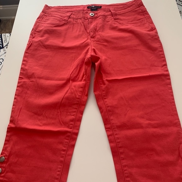 Pants - Women’s Blue Identity Capris Size 10 NWOT